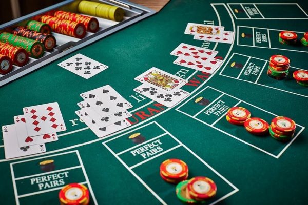 Luật Blackjack là một trò chơi đánh bài phổ biến trong các sòng bài trực tuyến và sòng bài truyền thống.